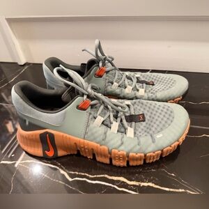 Nike METCON Gray and Orange Athletic Sneakers
Size 10.5 Men's
Barely worn no box